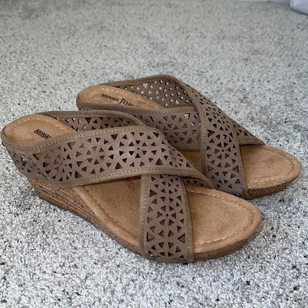 AUTH NIB Minnetonka Lainey Wedge Sandal Taupe US 10